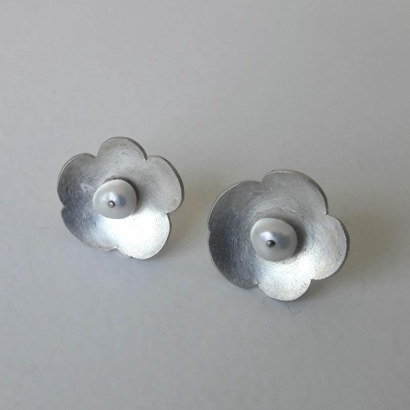 Zilveren bloemoorbellen met parel. 