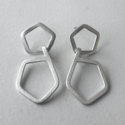 Zilveren oorhangers, vijfhoekige vormen.