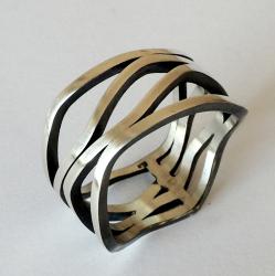 R1006. Zilveren ring met 4 gegolfde banden.  