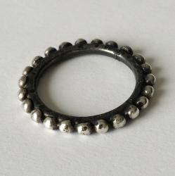 Zilveren ring met kleine zilveren bolletjes.
