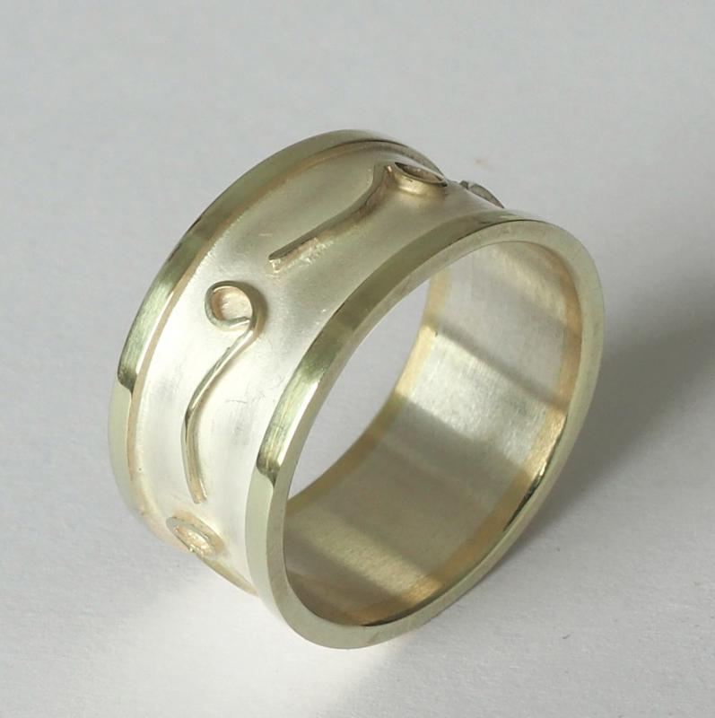 Massieve ring van goud en zilver. 