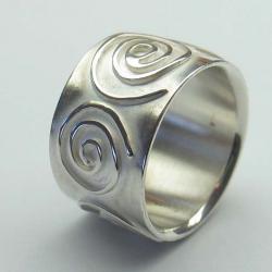 Zilveren ring met versieringen. 