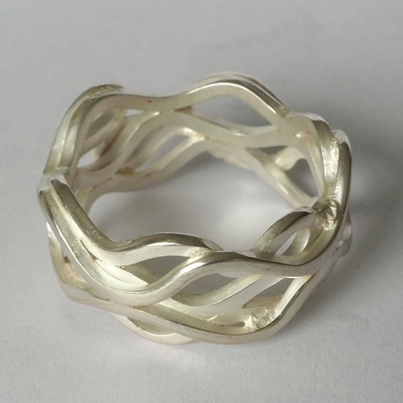 Zilveren ring bestaande uit twee lagen.