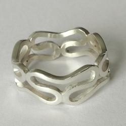 Zilveren ring met meandermotief.