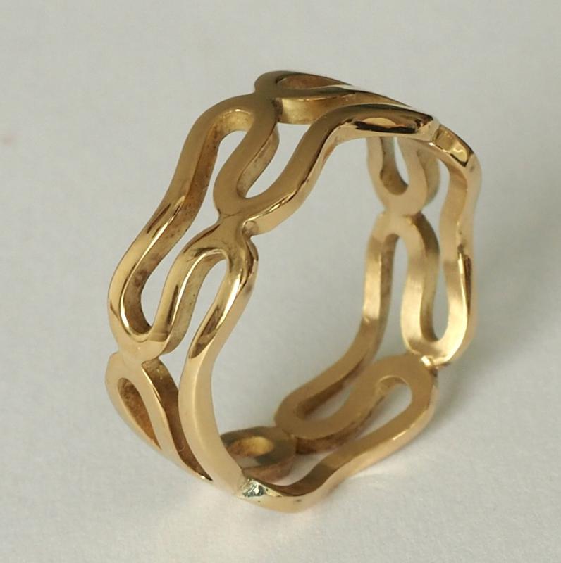 Gouden ring met meandermotief.