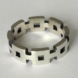 R1821. Zilveren ring met vierkantjes. 