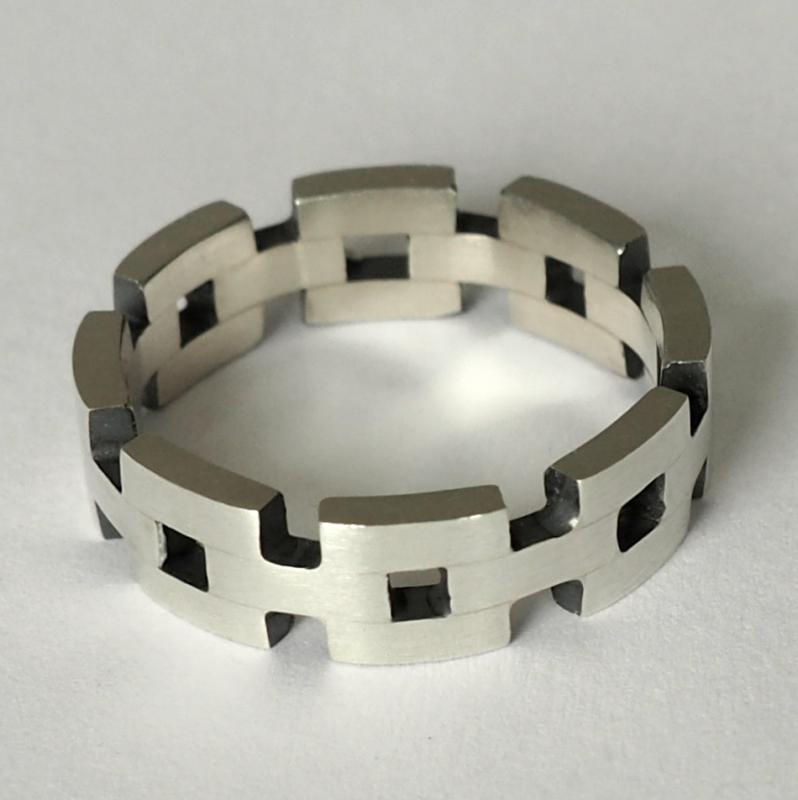 Zilveren ring met vierkantjes.