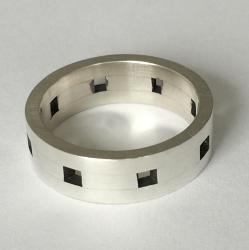 Zilveren ring met open vierkantjes.
