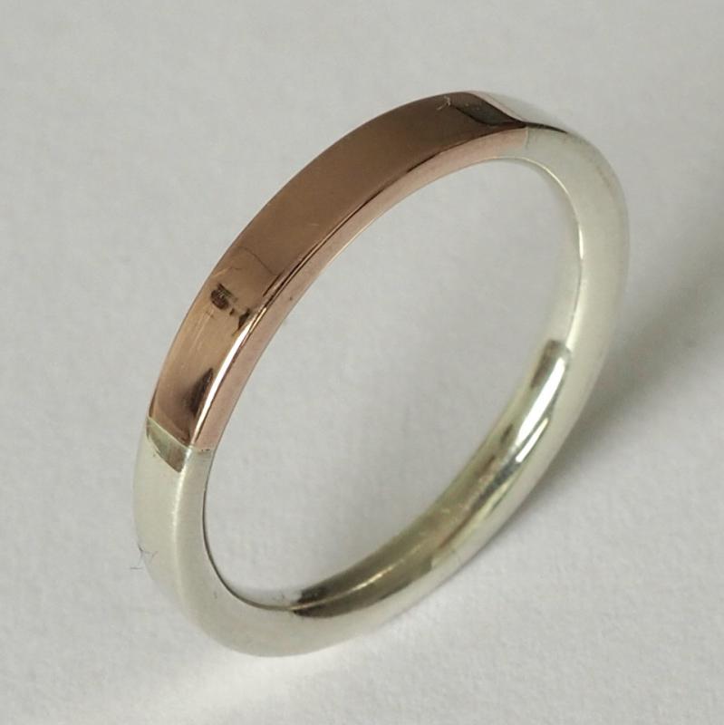 Smalle ring van zilver en rood goud.