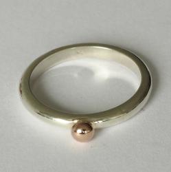 R1852. Zilveren ring met roodgouden bolletje. 