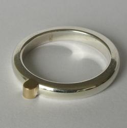Zilveren ring met geelgouden staafje.